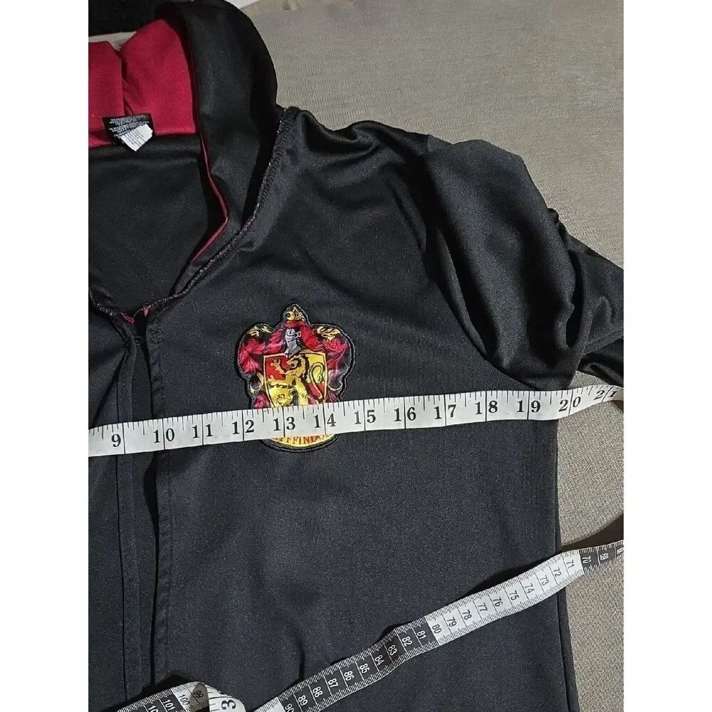 Harry Potter..Black Hooded Robe with Red Lining and Gryffindor Crest - Picture 12 of 13